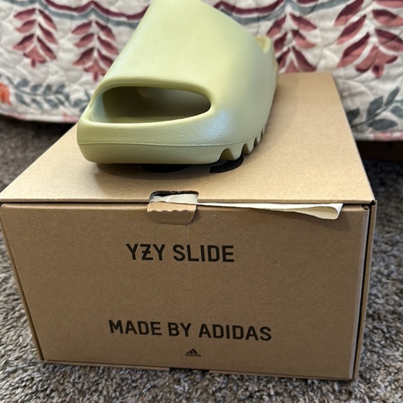 BNIB Yeezy Slide in Resin size 8 - Picture 4 of 13